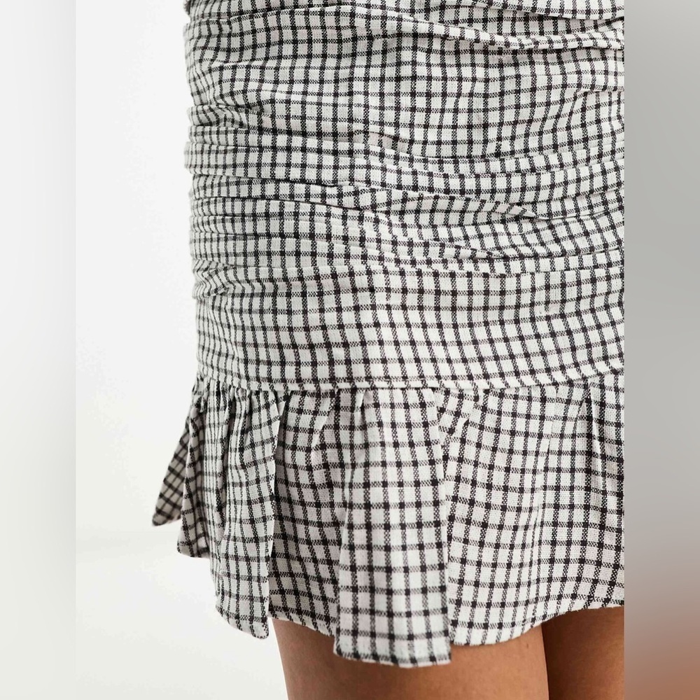 Abercrombie & Fitch ruched mini skirt in black and white check - Picture 3 of 6